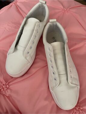 Women's White Slip-On Lace-Free Casual Sneakers
